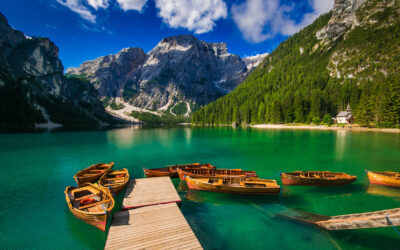 Lago di Braies Uno specchio tra le montagne
